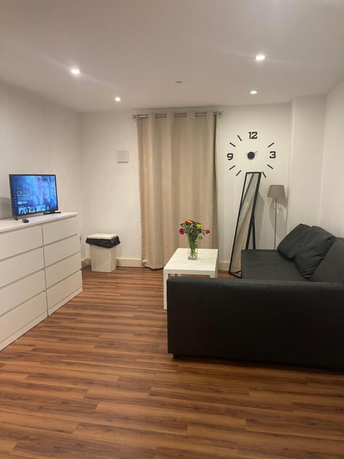 Lovely Luxury 1-Bed Apartment In Wembley ロンドン エクステリア 写真