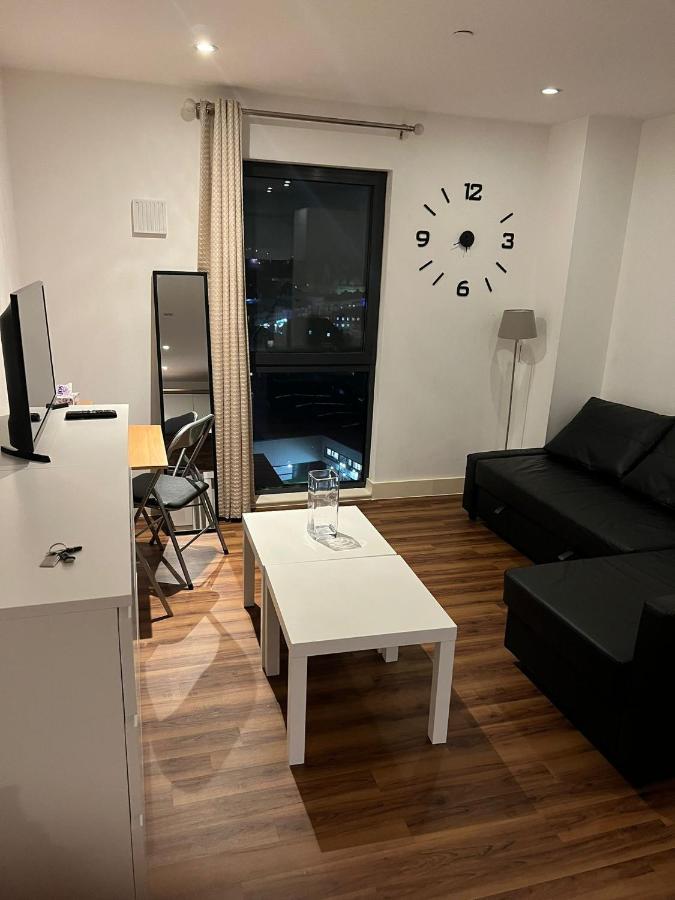 Lovely Luxury 1-Bed Apartment In Wembley ロンドン エクステリア 写真