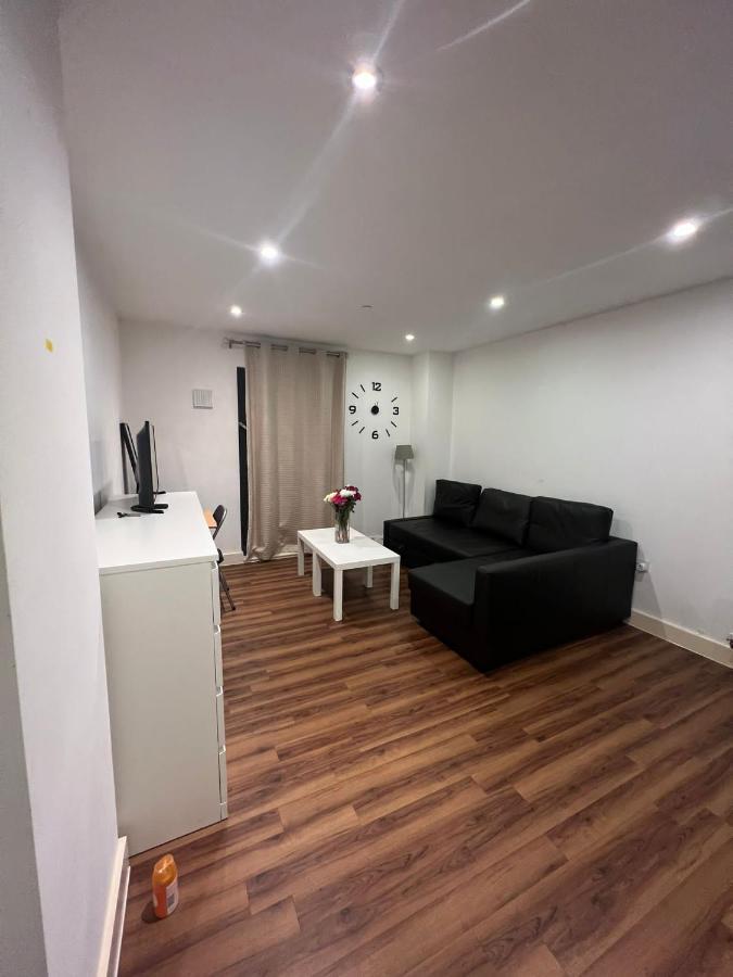 Lovely Luxury 1-Bed Apartment In Wembley ロンドン エクステリア 写真