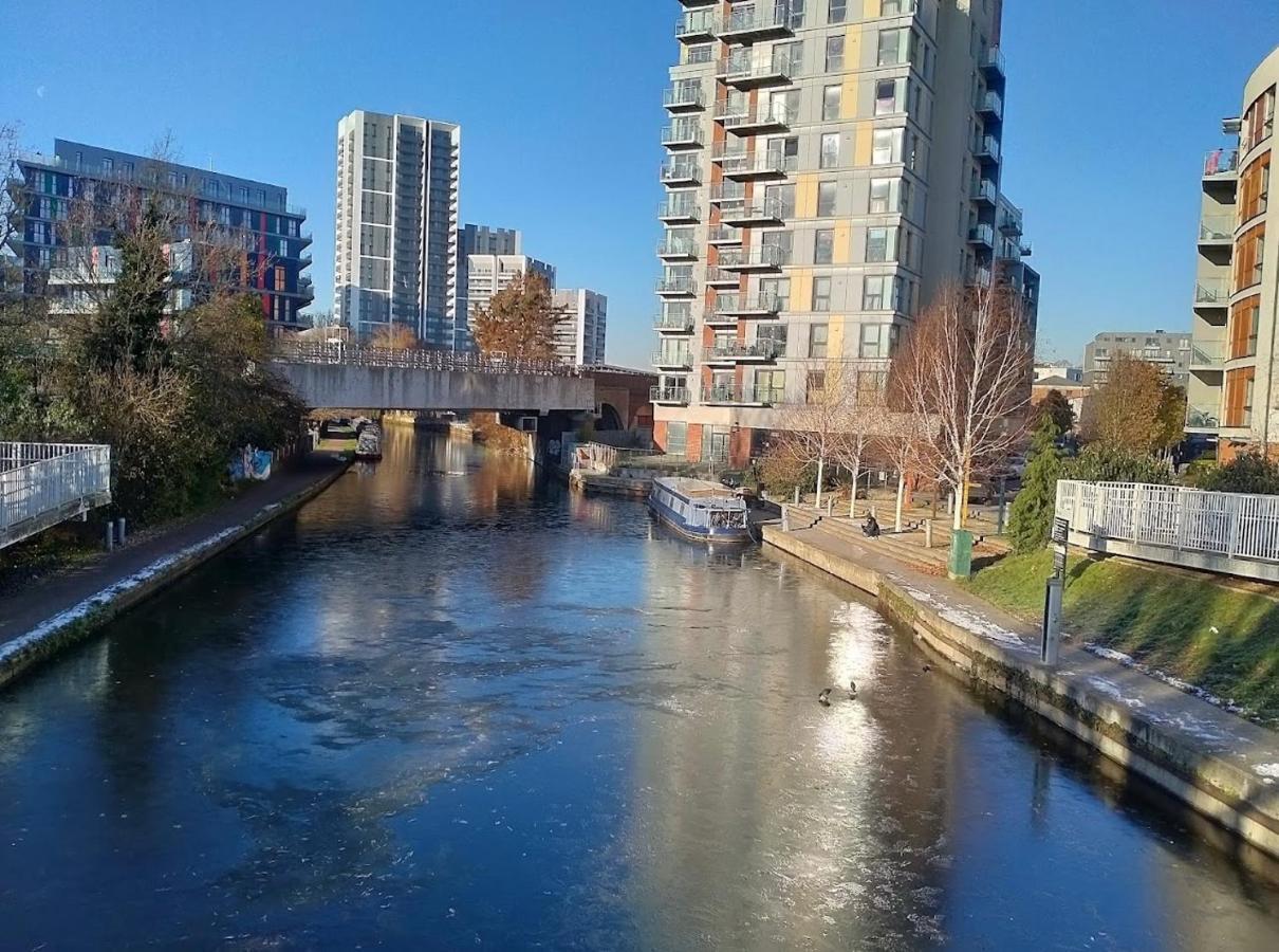 Lovely Luxury 1-Bed Apartment In Wembley ロンドン エクステリア 写真