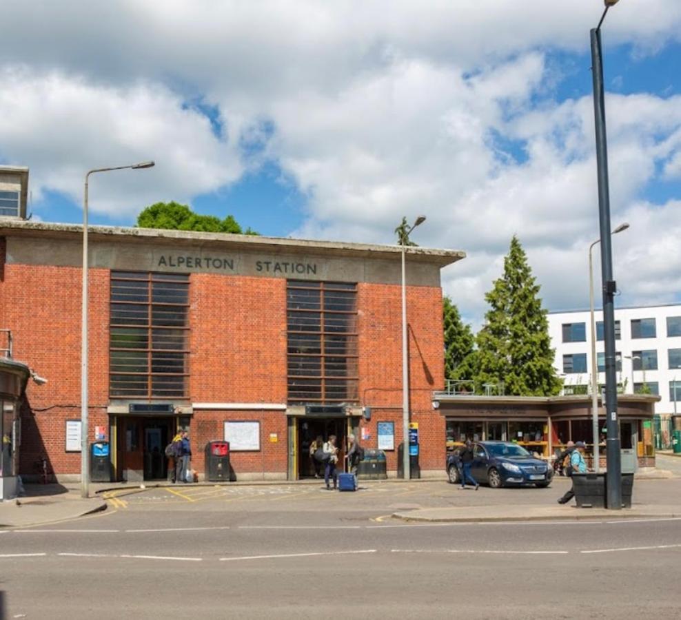 Lovely Luxury 1-Bed Apartment In Wembley ロンドン エクステリア 写真