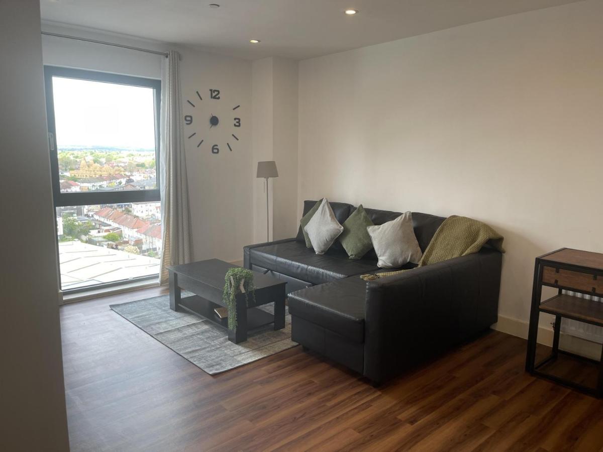 Lovely Luxury 1-Bed Apartment In Wembley ロンドン エクステリア 写真